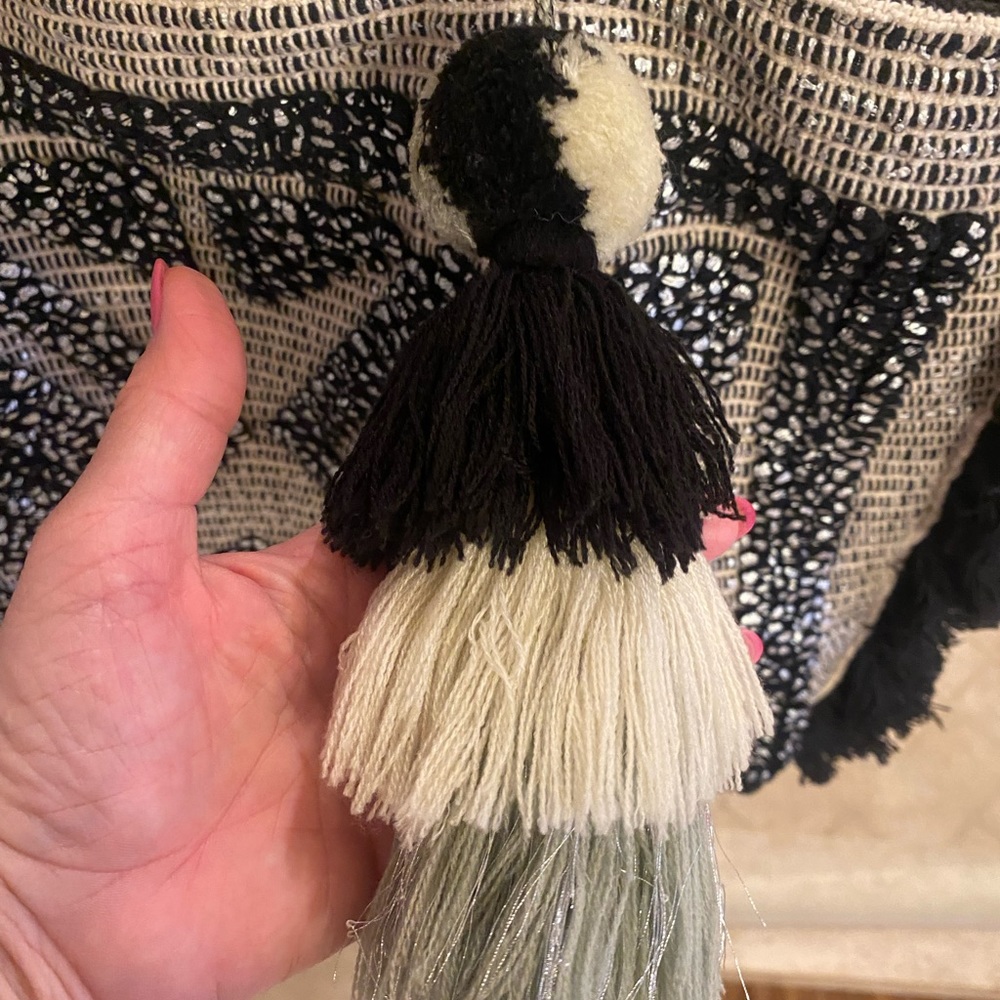 Oversized Woven Tote - Picture 4 of 14